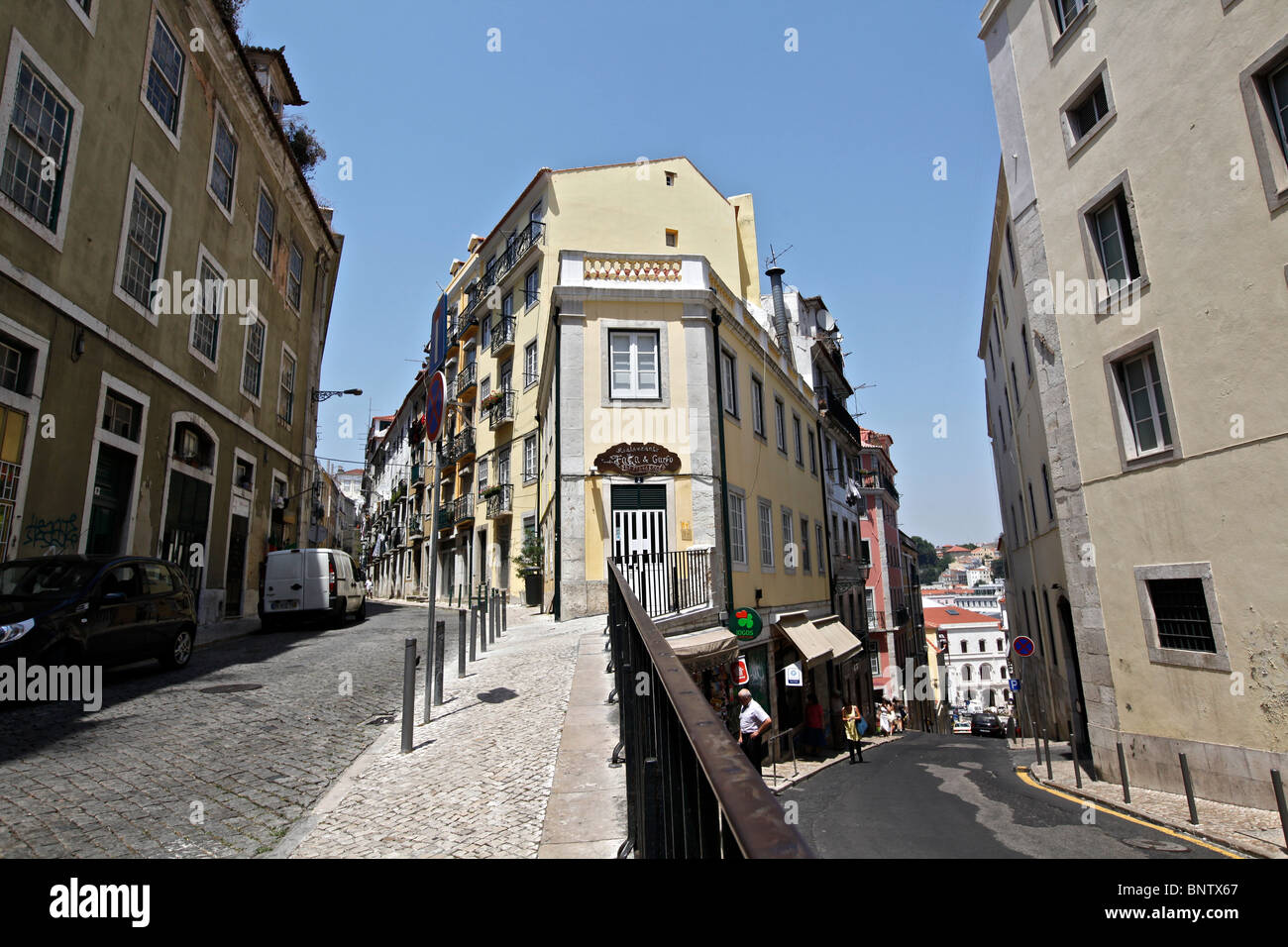 Strette strade di Lisbona guardando in giù a Baixa e stazione Rossio Foto Stock