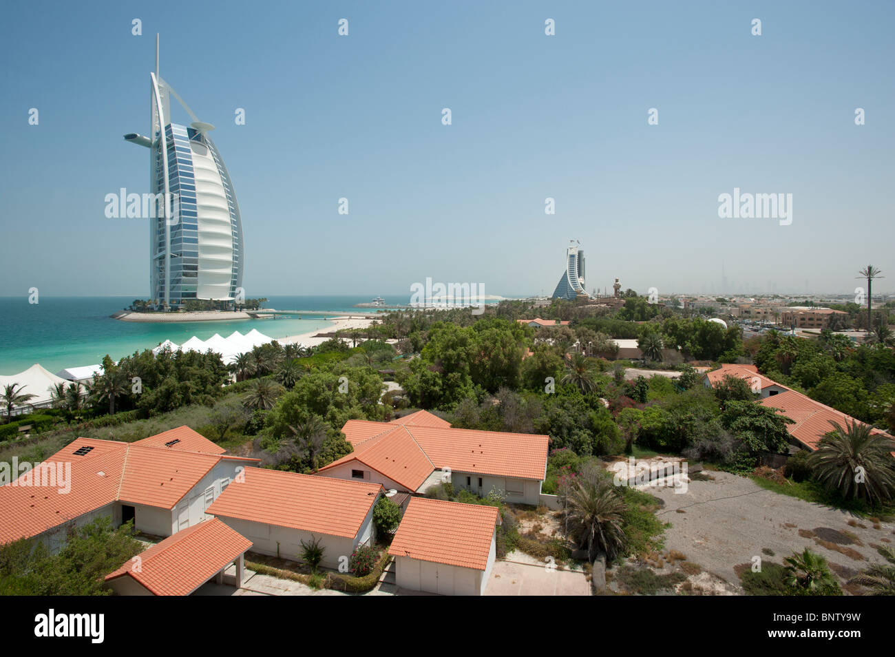 Il Burj Al Arab hotel dalla spiaggia a Dubai Emirati Arabi Uniti Foto Stock