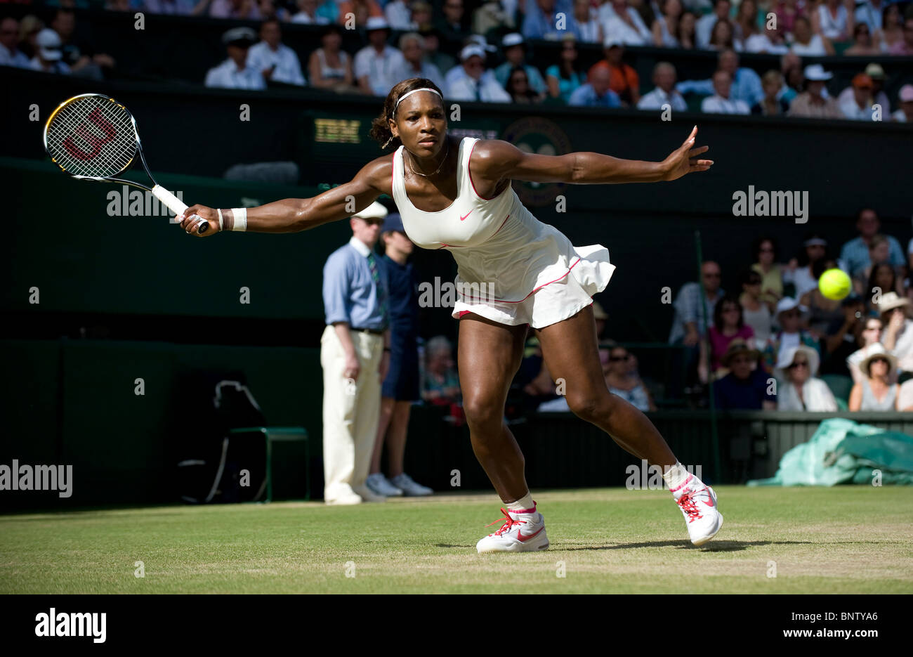 Serena Williams (USA) in azione durante il torneo di Wimbledon Tennis Championships 2010 Foto Stock