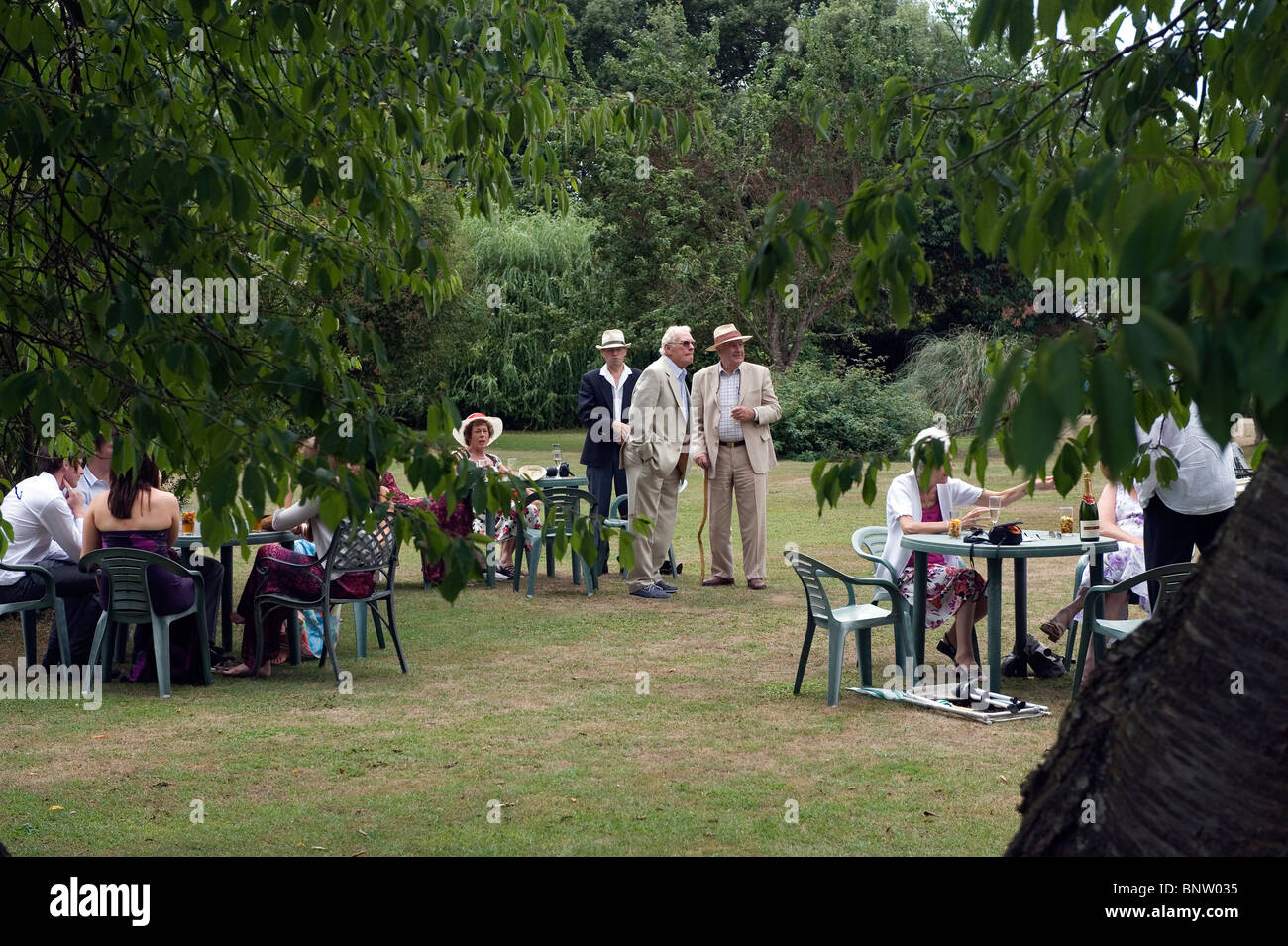 Party in giardino a Warwick House, Easton Lodge, poco Easton, Dunmow,Essex come Brian e Diana Creasey lasciare la loro amata casa di Foto Stock