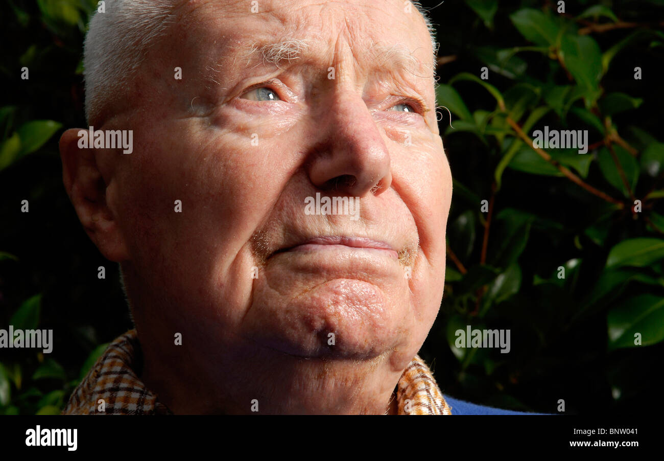 Ex pilota di Spitfire Howard scudiero, 89anni, a casa in Rednal, Birmingham, 23-07-2010. Foto © John ROBERTSON 2010. Foto Stock