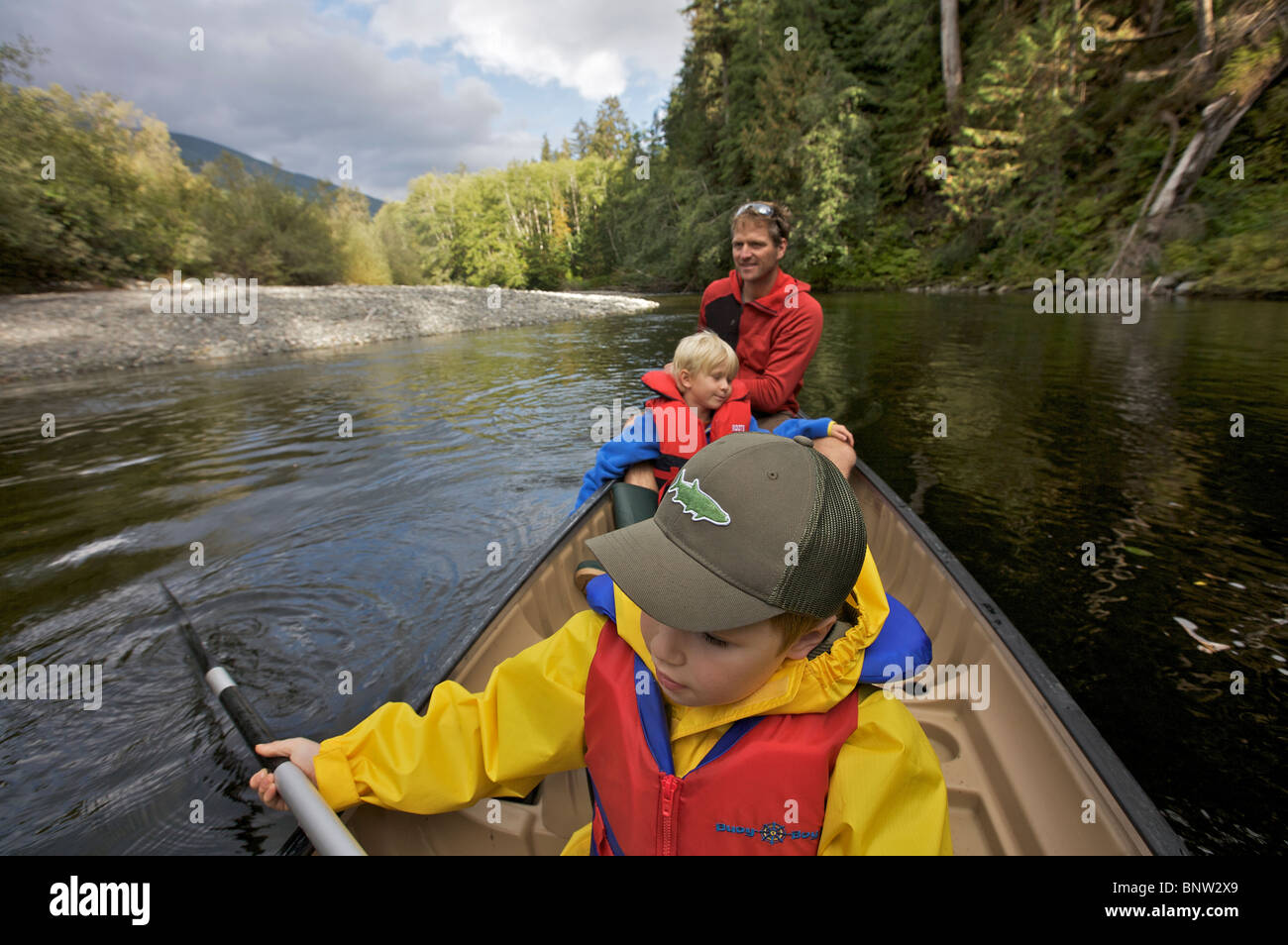 Canoa lungo il fiume San Juan vicino a Port Renfrew, Isola di Vancouver BC Canada, padre con 2 ragazzi Foto Stock