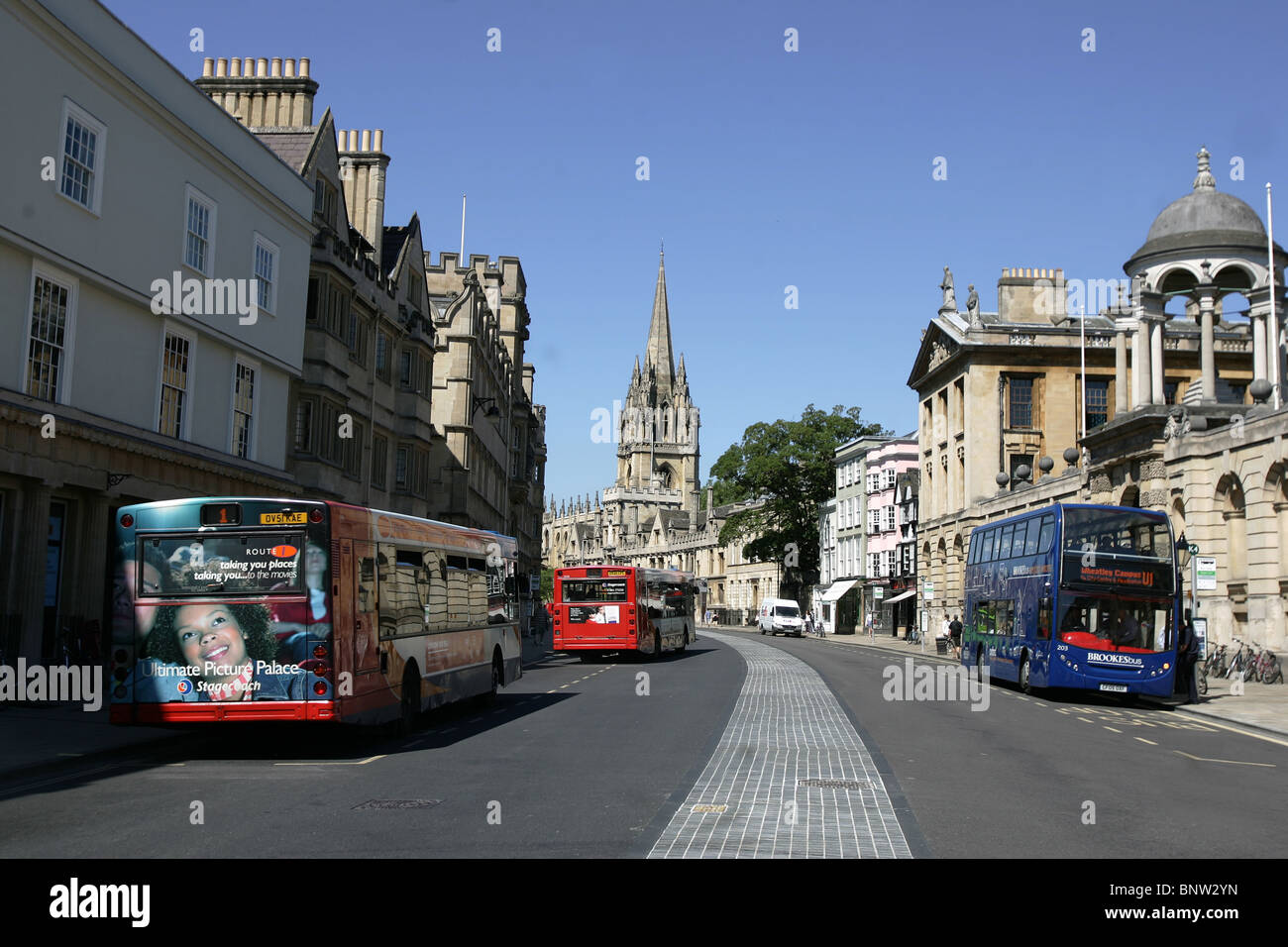 Oxford City scena mostrando autobus su High Street e il Queen's College in background. Foto Stock