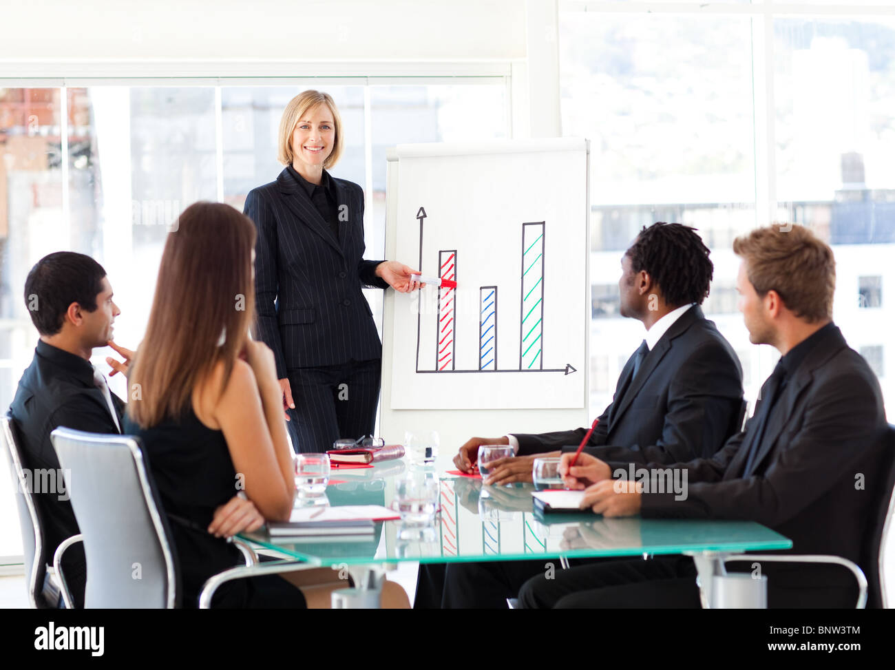 Imprenditrice dando una presentazione Foto Stock