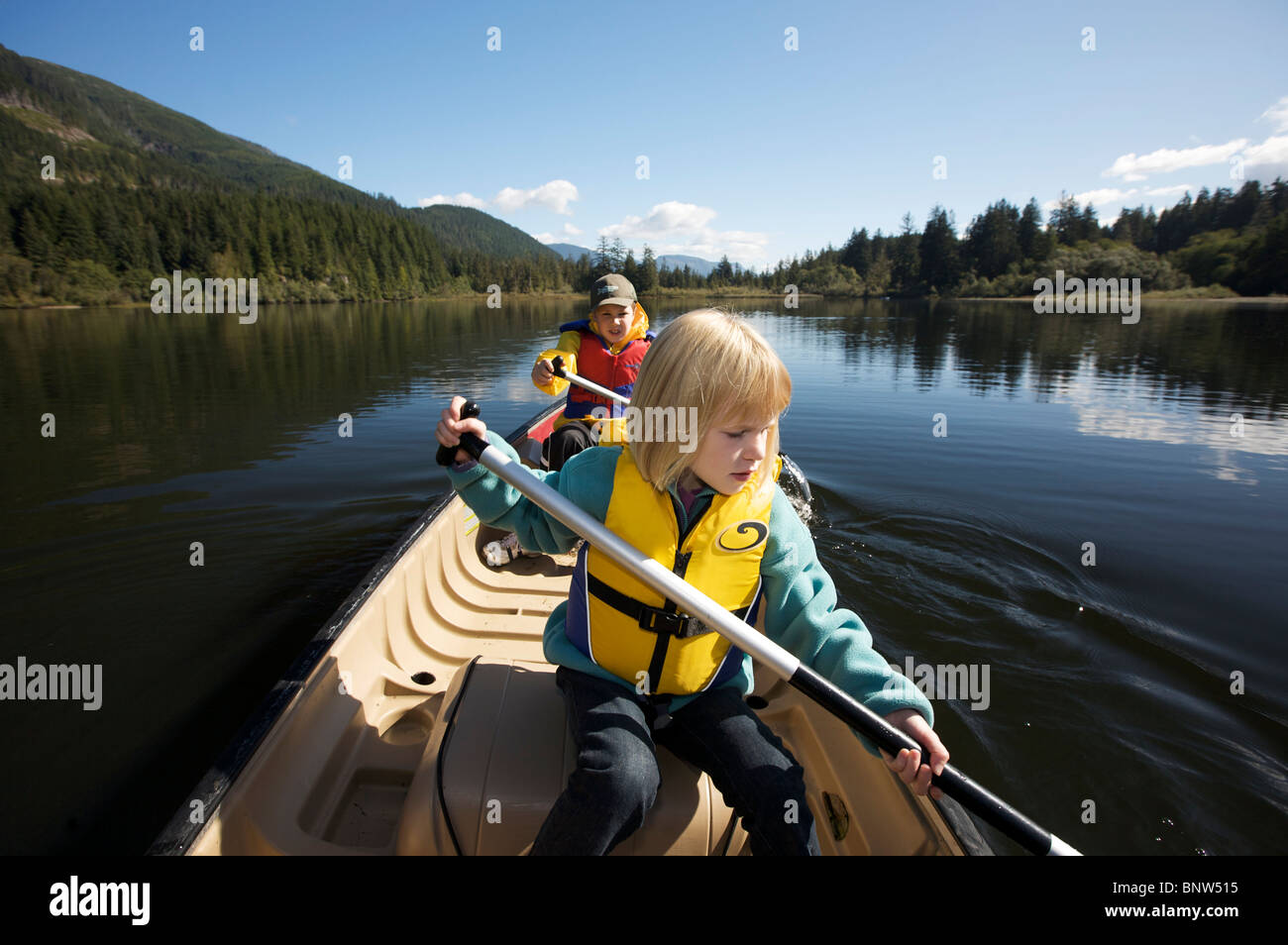 Fratello e Sorella di canoa sul lago sull'Isola di Vancouver, BC Canada Foto Stock