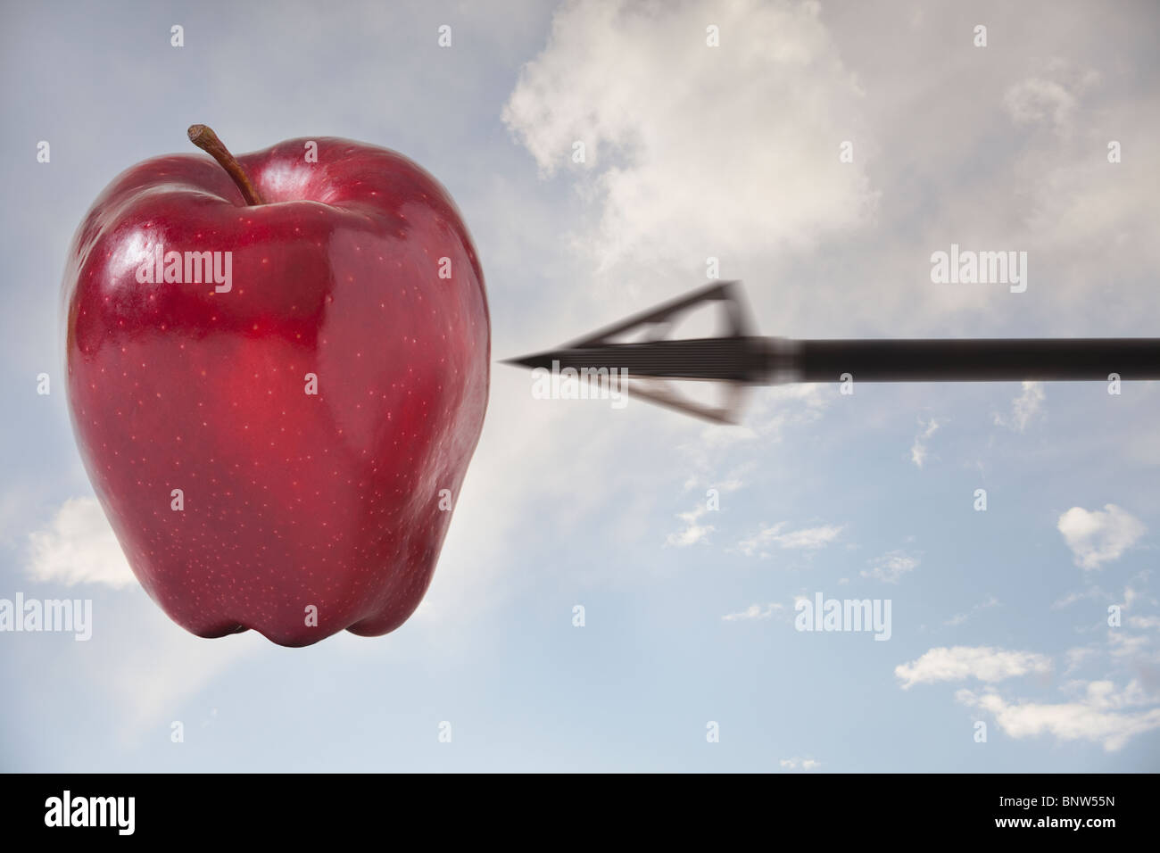 Freccia rivolta in apple nel cielo Foto Stock