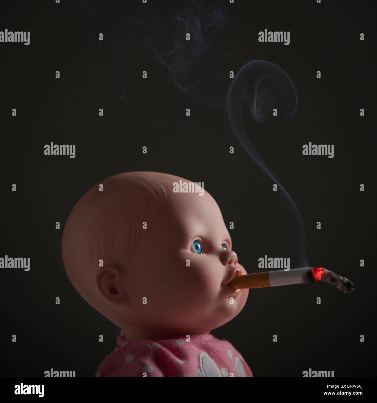 Sigaretta nella bambola bocca Foto Stock