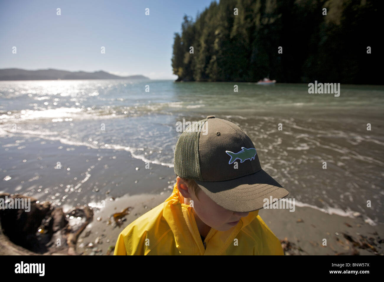 Un ragazzo su una spiaggia della costa occidentale dell'isola di Vancouver Foto Stock