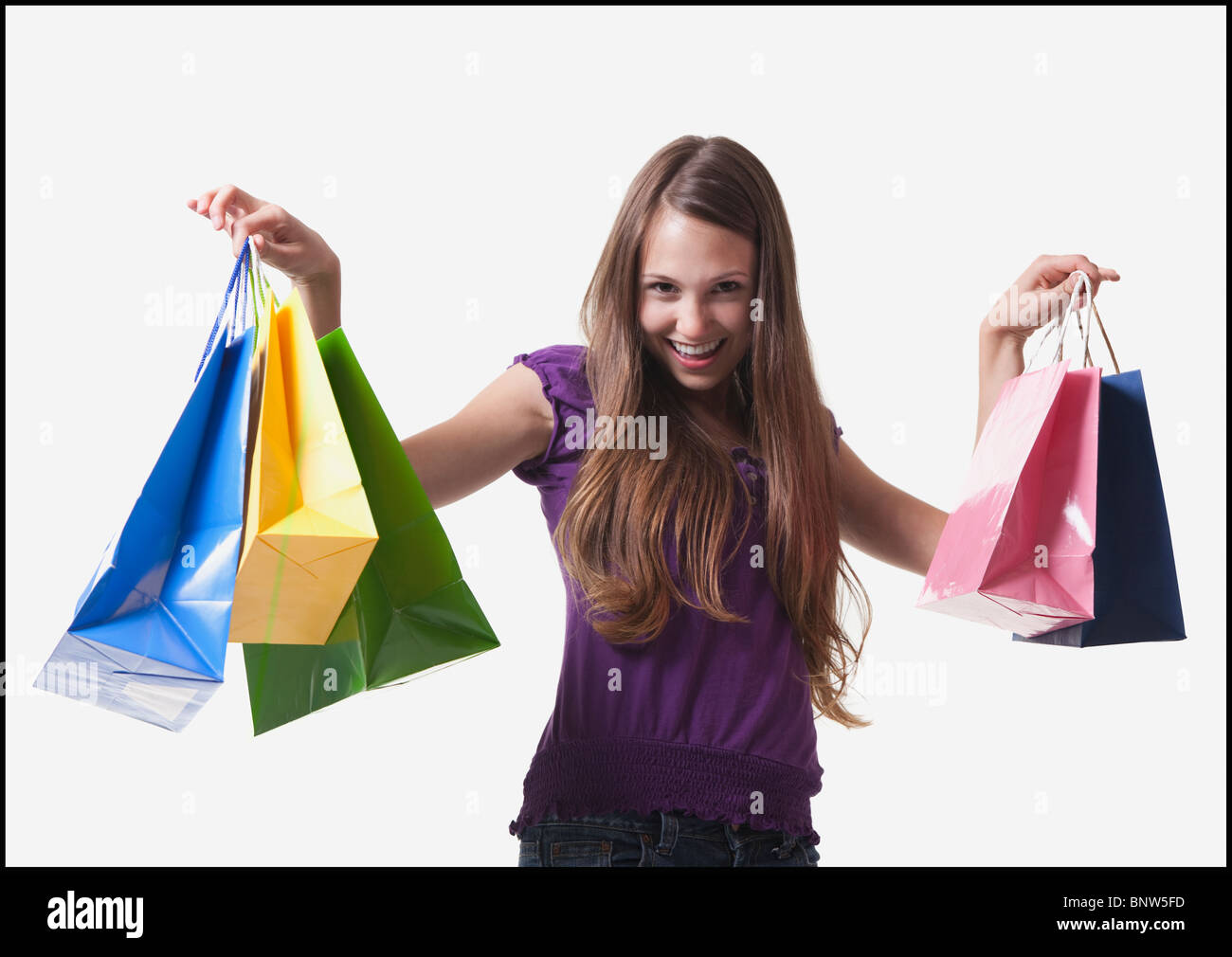 Ragazza adolescente holding borse per lo shopping Foto Stock