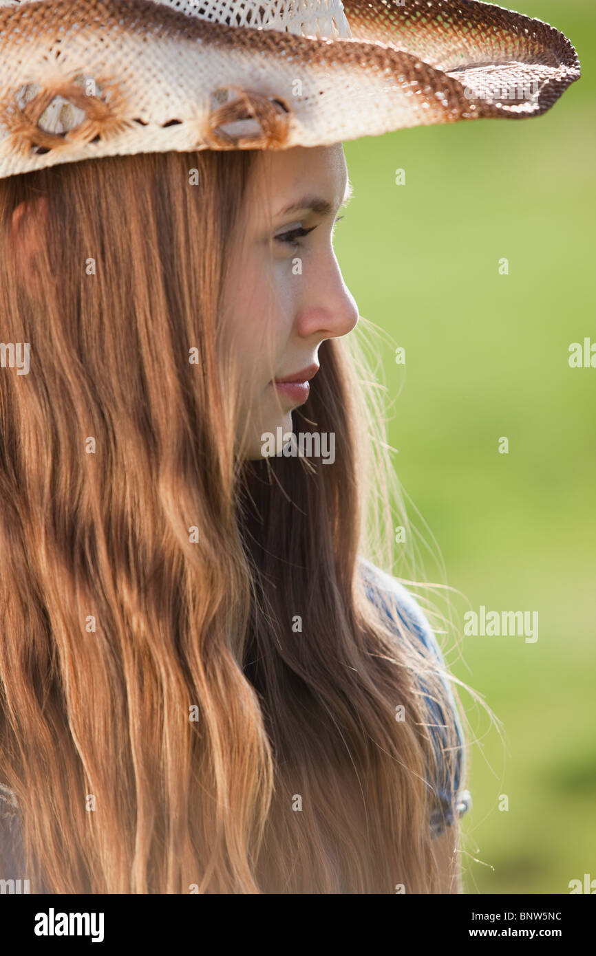 Profilo laterale di una bella capelli lunghi cowgirl Foto Stock