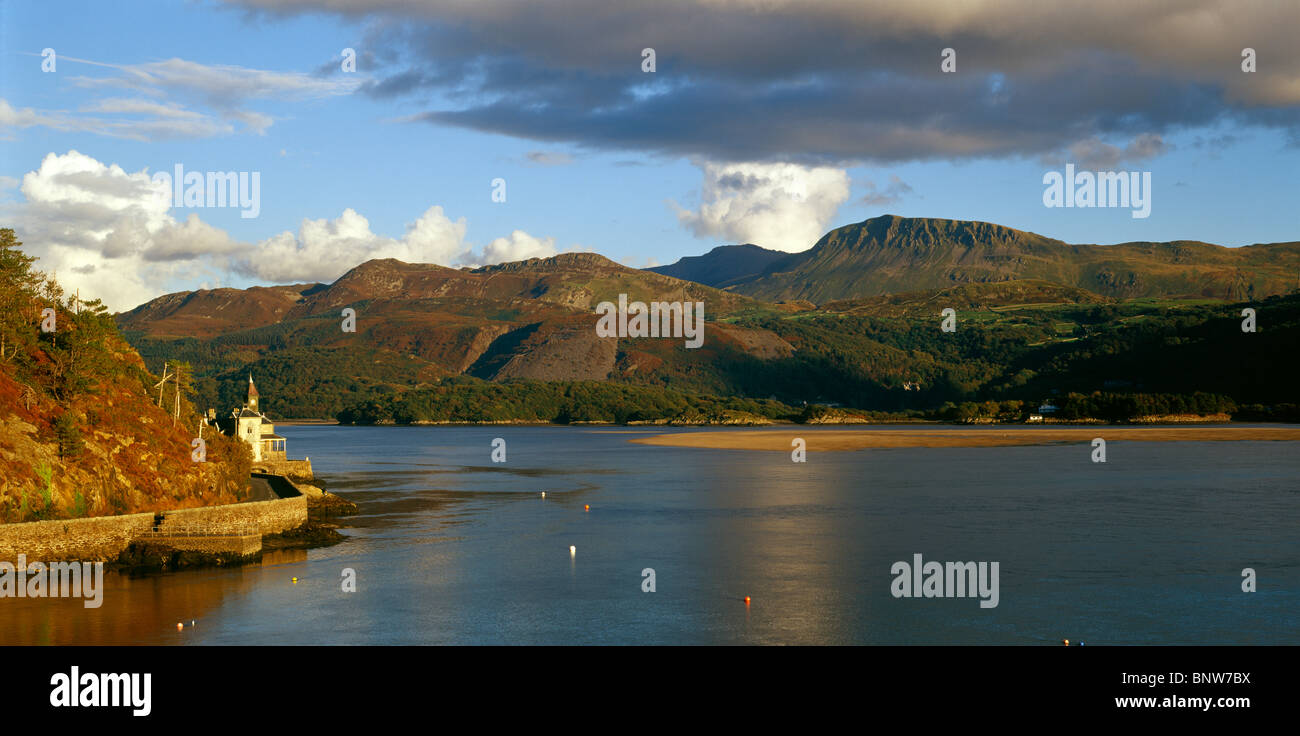 Cadair Idris oltre l'Mawddach Estuary, vicino a Caernarfon, Snowdonia, Galles del Nord, Regno Unito Foto Stock