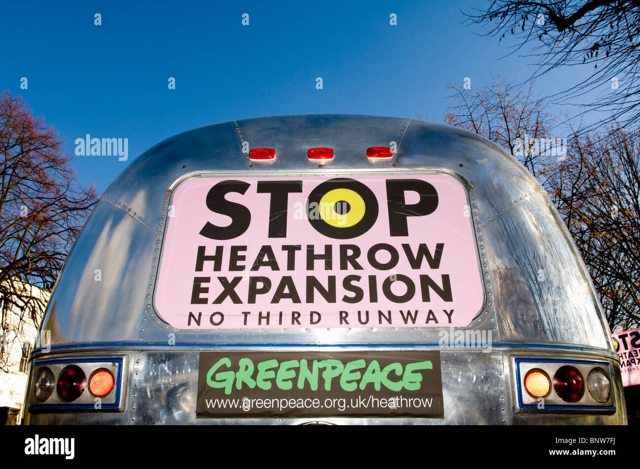 La laminazione di una protesta contro la terza pista a Heathrow Airport tours boroughs di sensibilizzazione. Essa è organizzata da Greenpeace Foto Stock