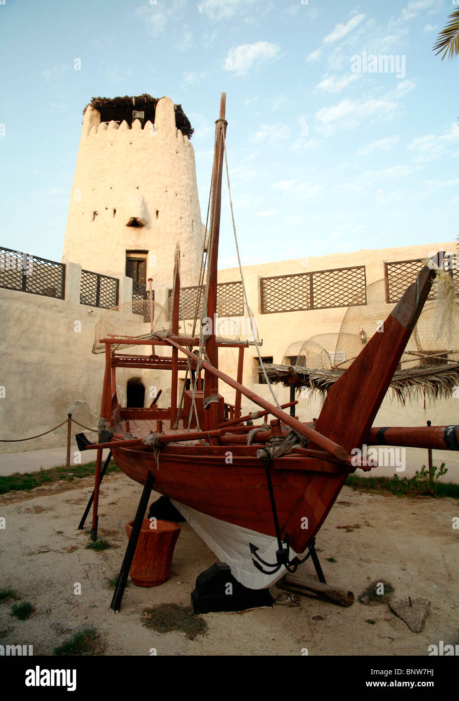 Modella dhow all'interno del re`s forte che è ora il Museo Umm al Quwain, Emirati Arabi Uniti Foto Stock