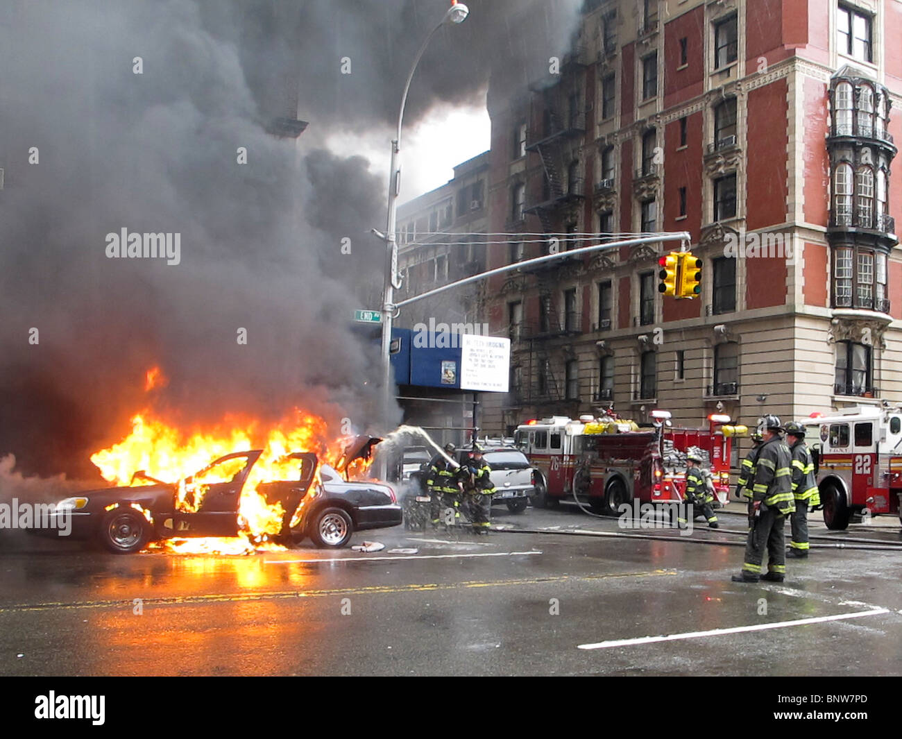 New York City Fire Department mette fuori una macchina fuoco sull'Upper West Side di Manhattan Foto Stock