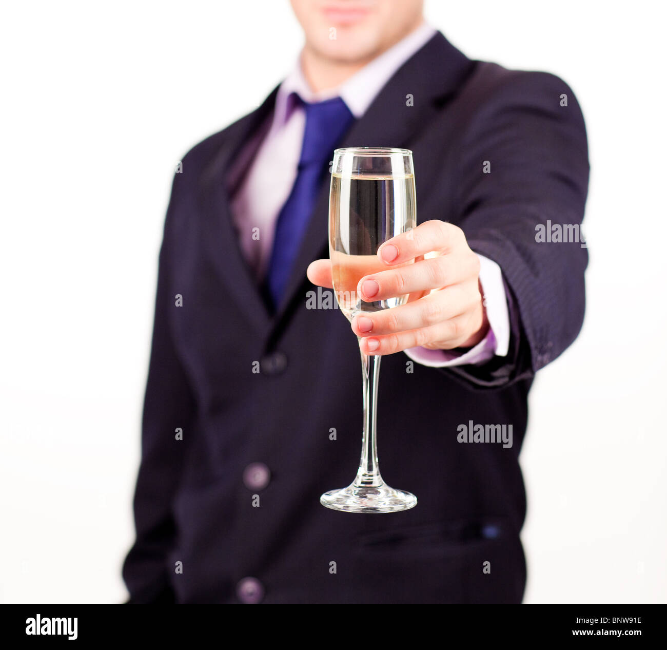 Imprenditore tenendo in mano un bicchiere di champagne Foto Stock