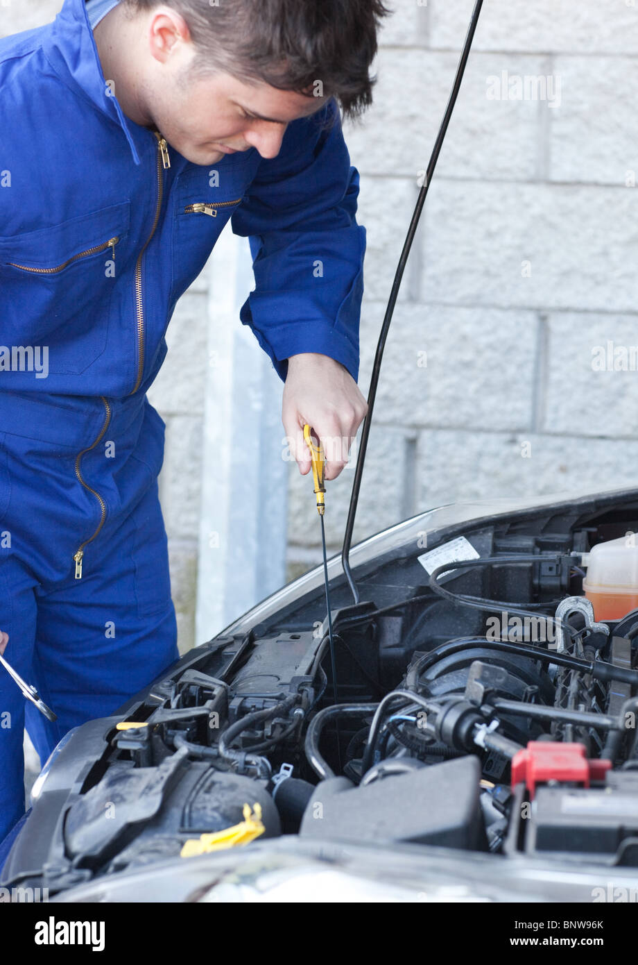 Attraente uomo che ripara un auto Foto Stock