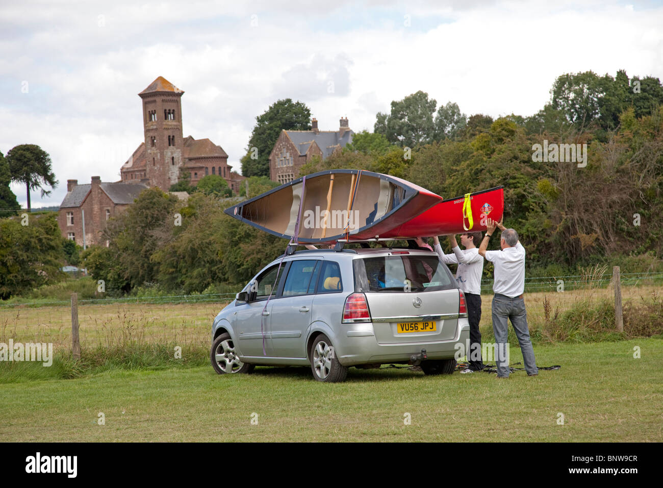 Due uomini di scarico Canoe canadesi da tetto auto Hoarwithy Herefordshire UK Foto Stock