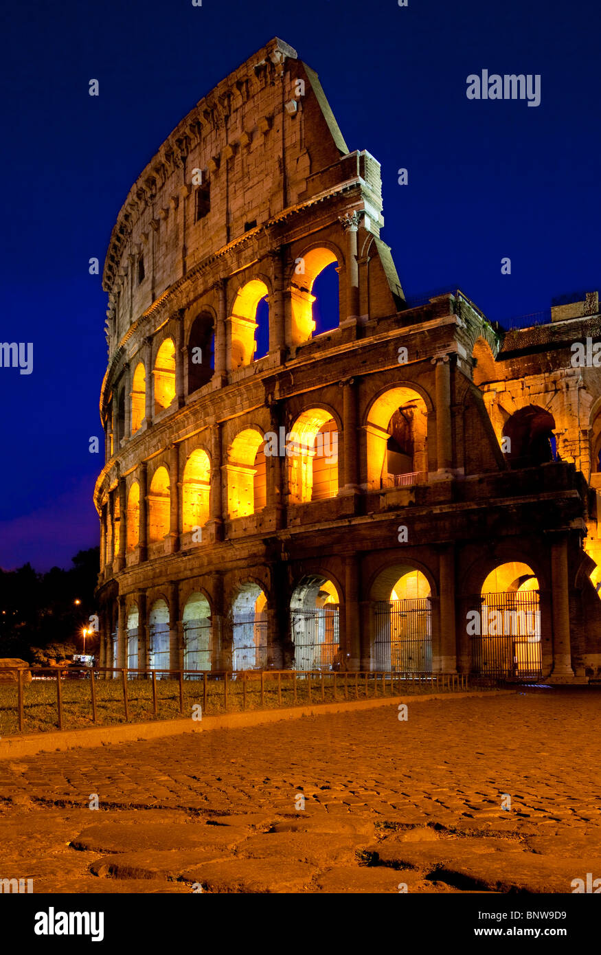 Antica strada acciottolata che conduce al Colosseo, Roma Lazio Italia Foto Stock