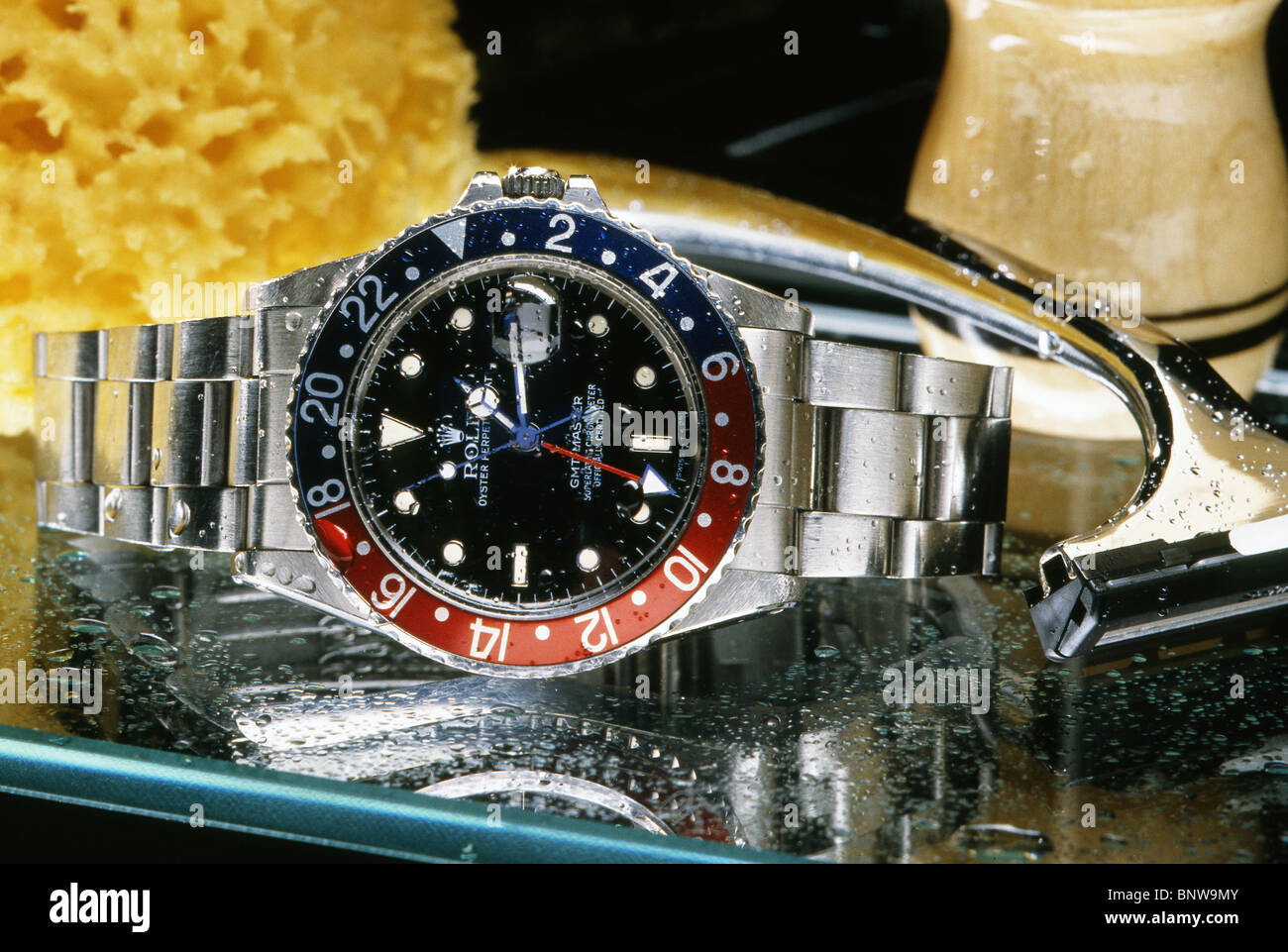 Nello stile di James Bond Mens Rolex orologi subacquei con goccioline di  acqua sul ripiano di vetro nella stanza da bagno Foto stock - Alamy