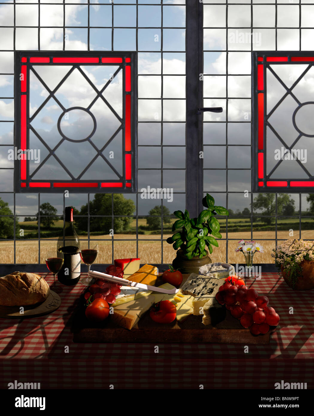 Consiglio di formaggi alle erbe, frutta, verdura e vino, pane e fiori Foto Stock