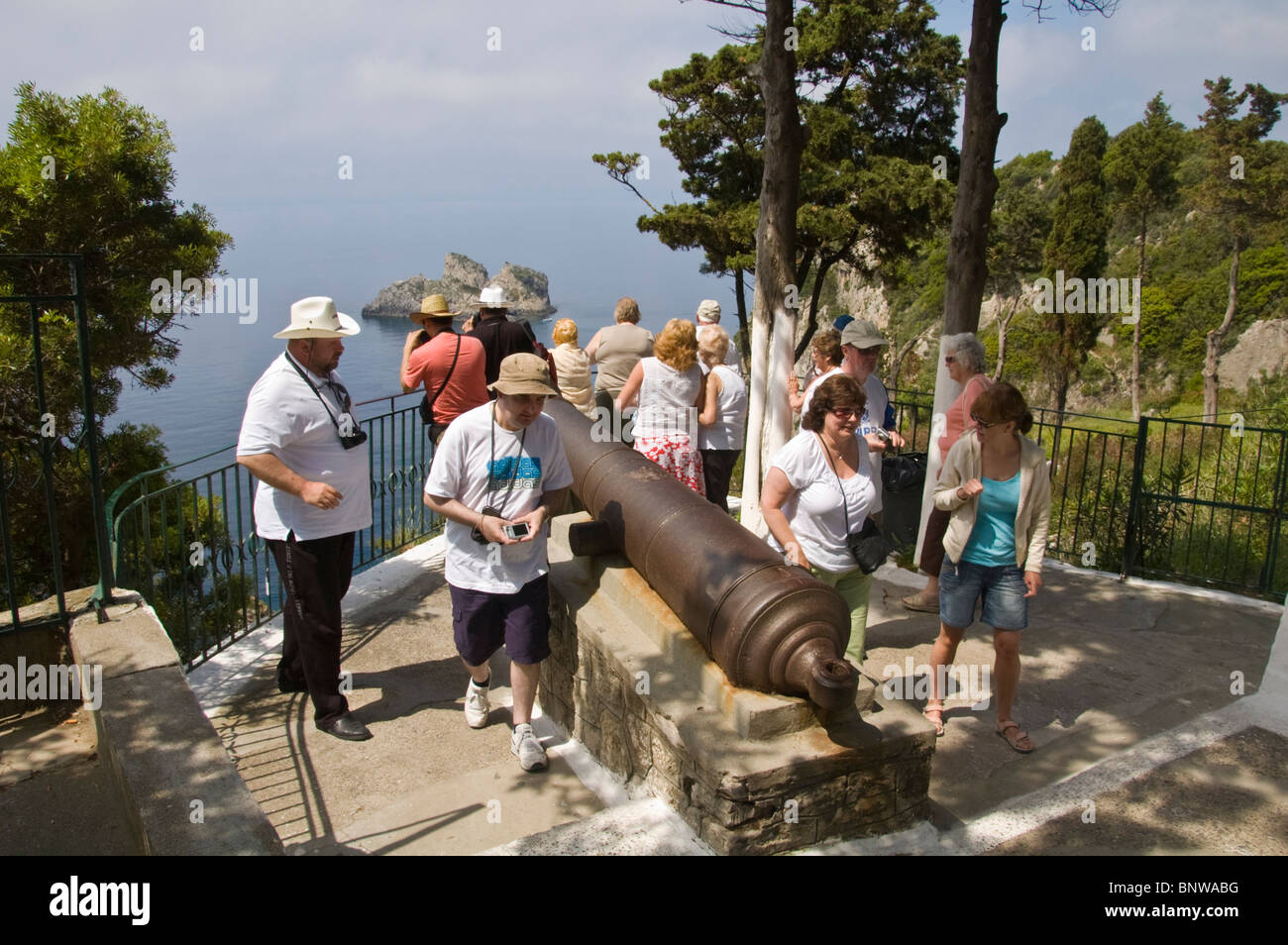 I turisti intorno al cannone russo in punto di vista a Paleokastritsa sull'isola greca di Corfu Grecia GR Foto Stock