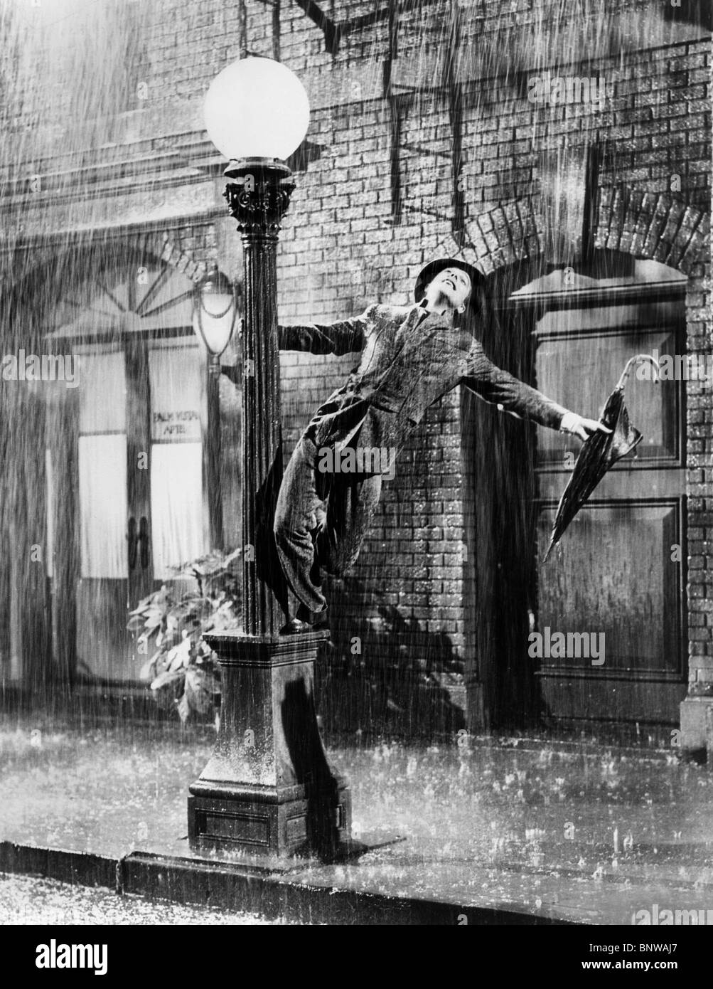 Il gene KELLY SINGIN' sotto la pioggia (1952) Foto Stock