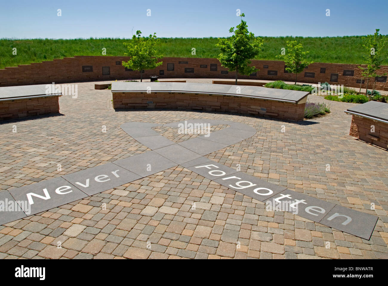Ingresso alla Columbine High School Memorial che mostra le parole, "mai dimenticato" in primo piano e la visualizzazione di placche in distanza. Foto Stock