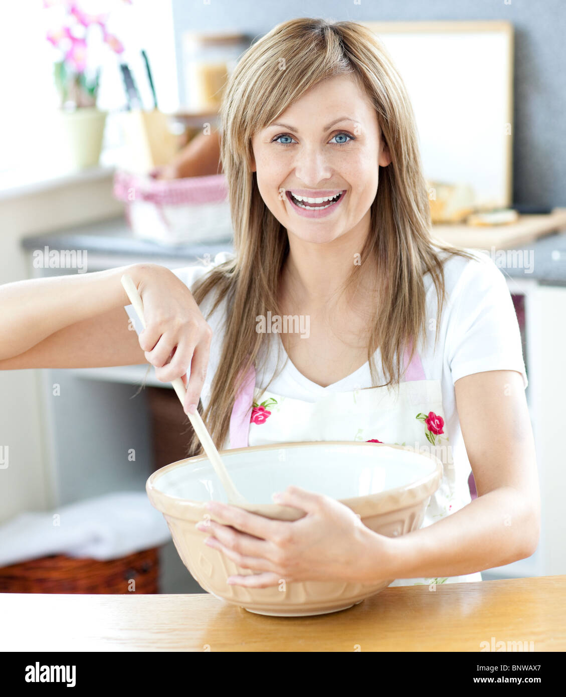 Close-up di una donna di preparare una torta in cucina Foto Stock