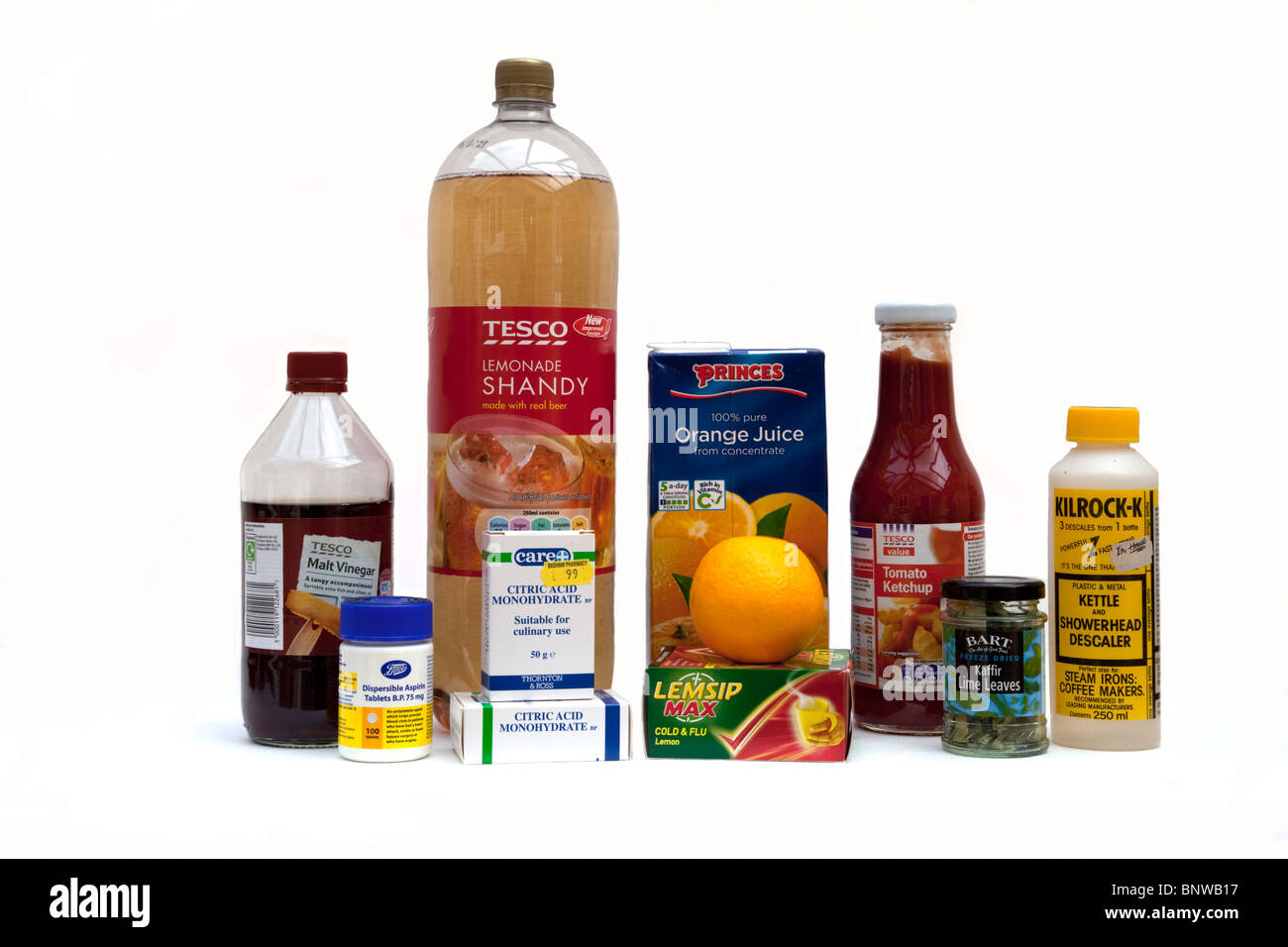 Visualizzazione di articoli domestici contenenti acidi inclusi aceto aspirina arancio acido citrico salsa di pomodoro lemsip REGNO UNITO Foto Stock
