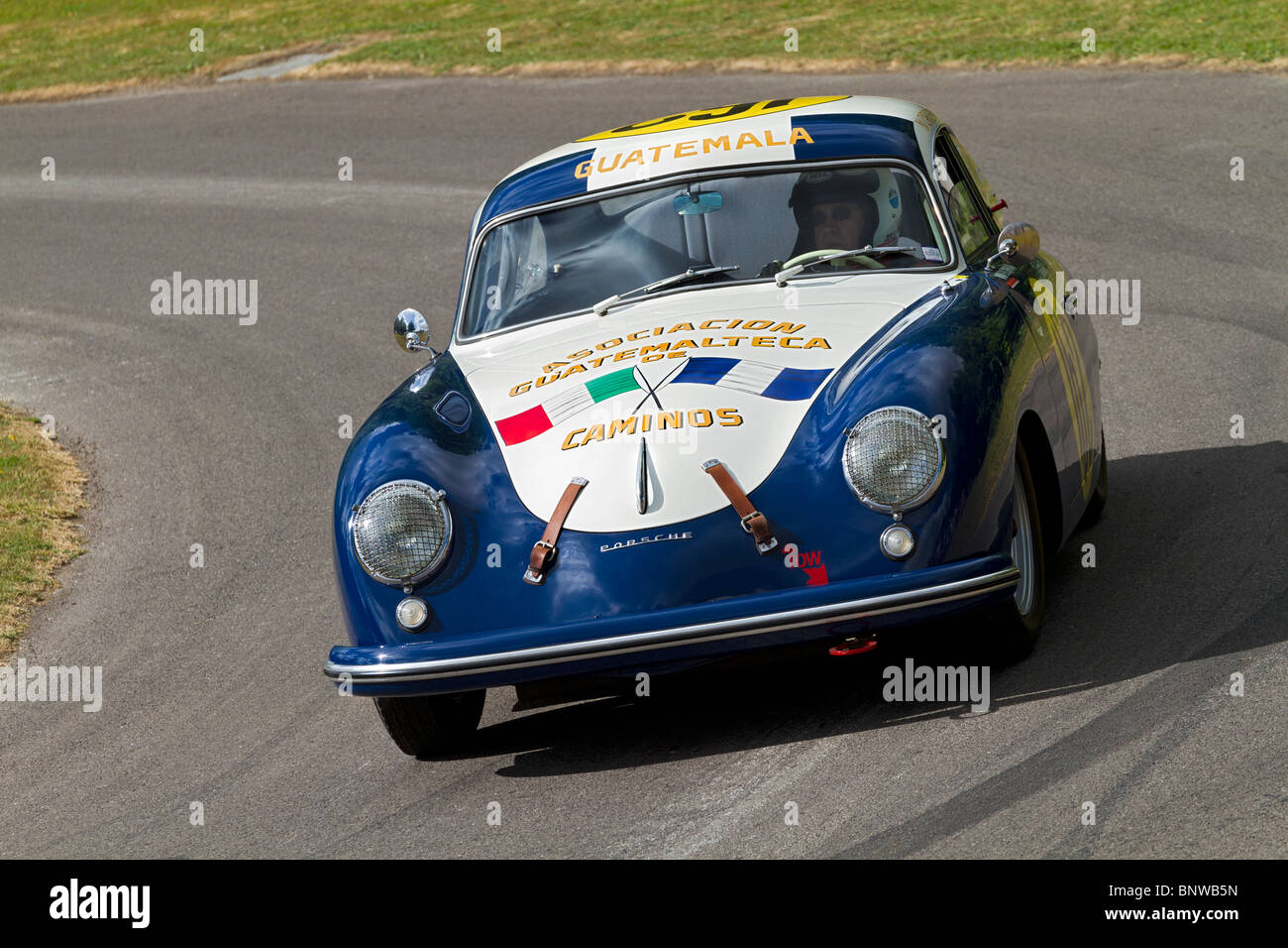 1954 Porsche 356 Panamericana racer con driver Richard Clark al 2010 Goodwood Festival of Speed, Sussex, Inghilterra, Regno Unito. Foto Stock