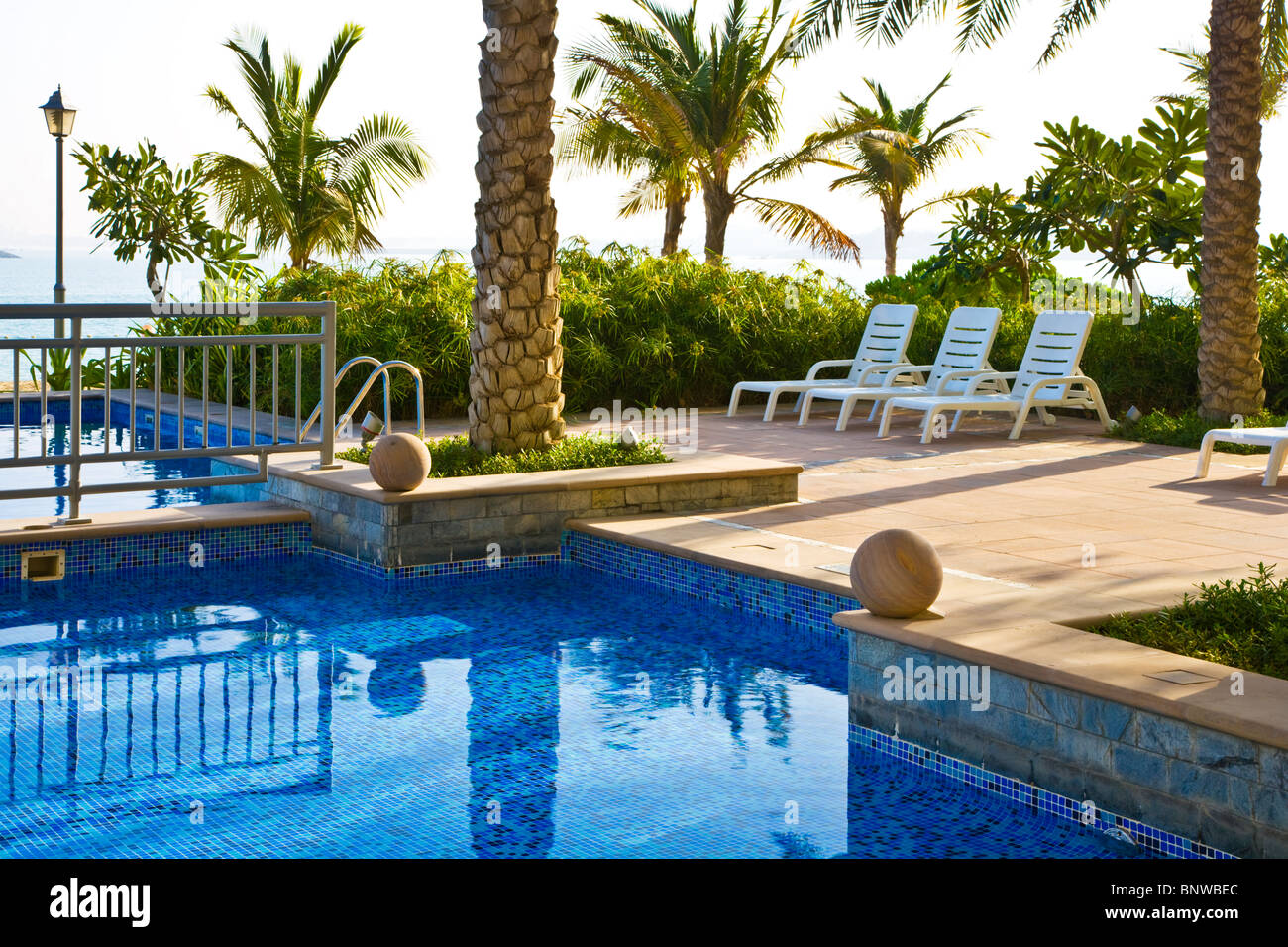 La piscina in uno dei beach club dell'Isola Palm Jumeira a Dubai Foto Stock