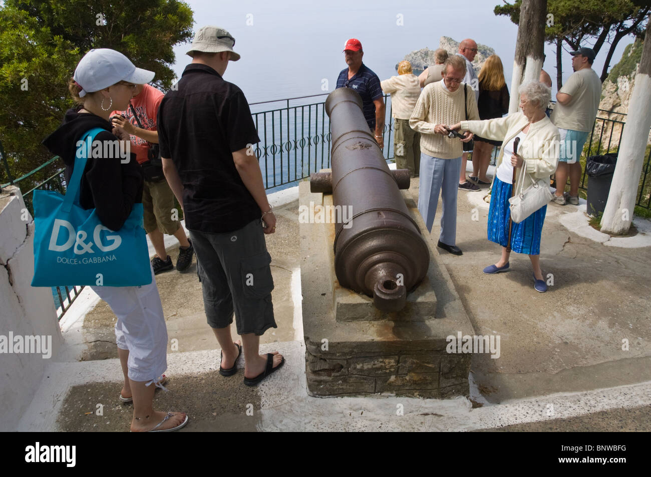 I turisti intorno al cannone russo in punto di vista a Paleokastritsa sull'isola greca di Corfu Grecia GR Foto Stock
