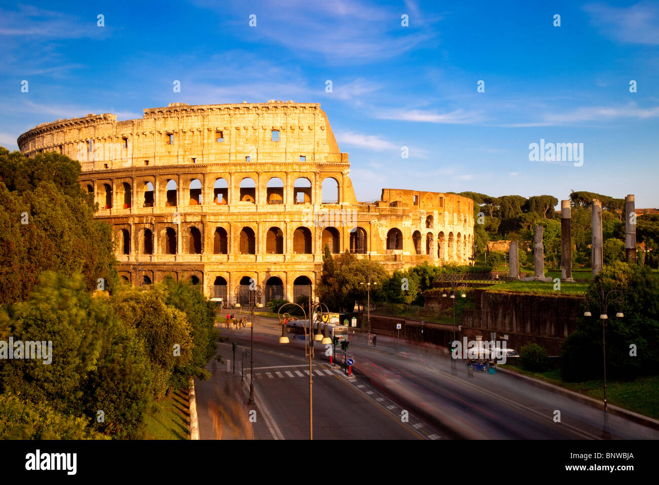 Bagliore del tramonto sul Colosseo, Roma Lazio Italia Foto Stock