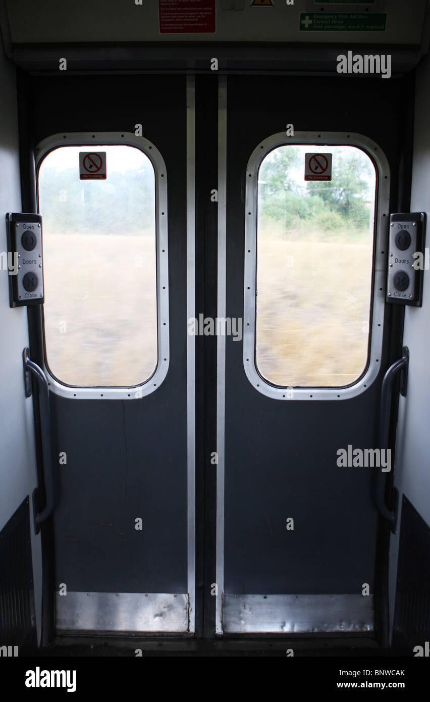 Le porte del treno su un National Express train, REGNO UNITO Foto Stock