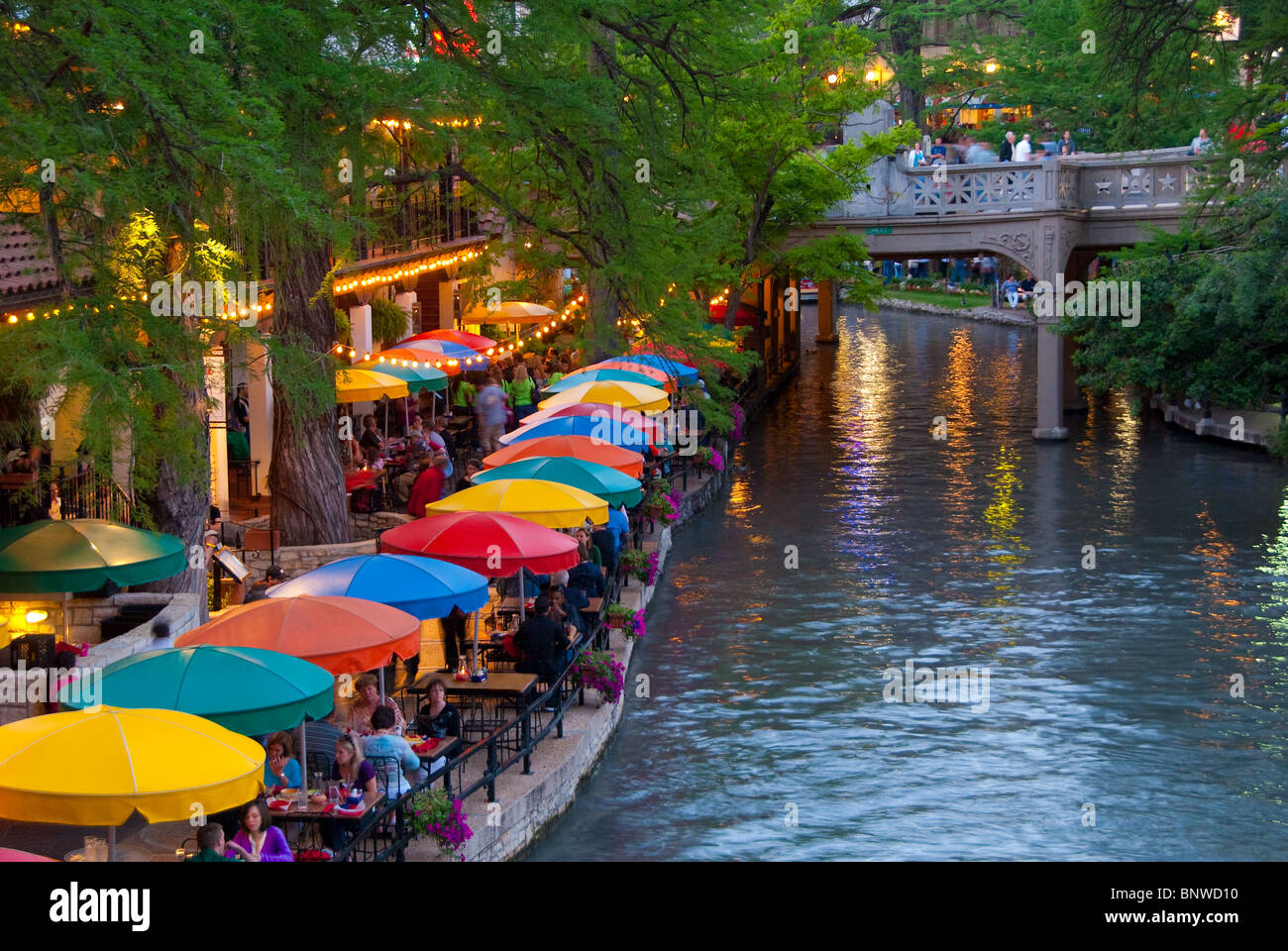 Ristoranti lungo il fiume a piedi sul Paseo del Rio nel centro cittadino di San Antonio, Texas, Stati Uniti d'America Foto Stock