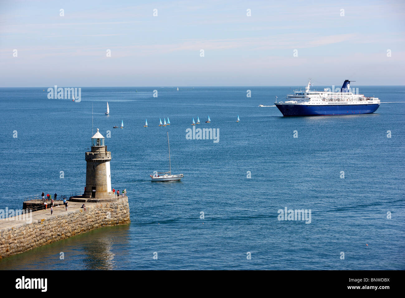 Pier e il faro di St Peter Port Guernsey, Britanniche Isole del Canale. Parte di Castle Cornet. Foto Stock