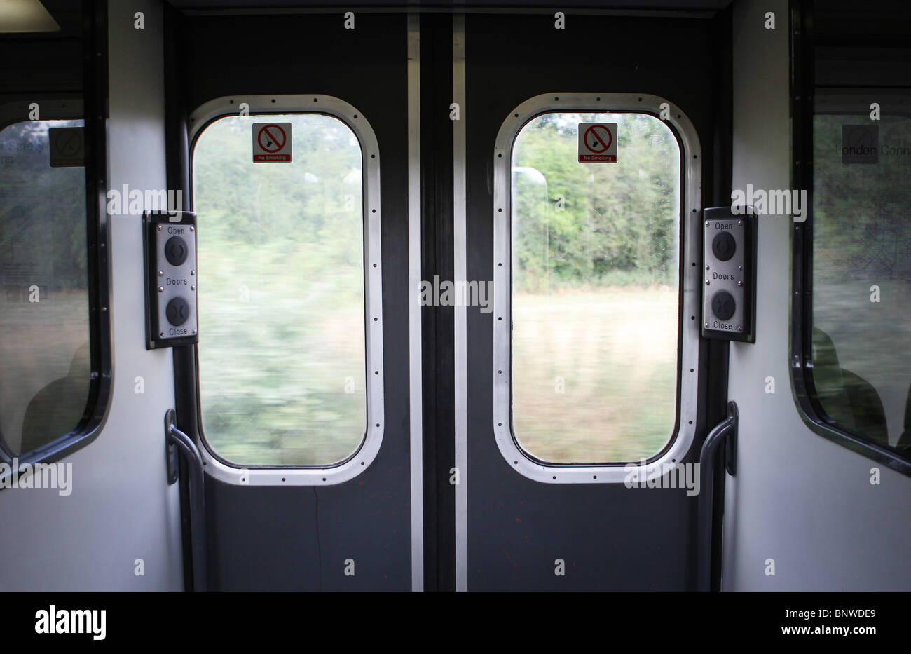 Le porte del treno su un National Express train, REGNO UNITO Foto Stock