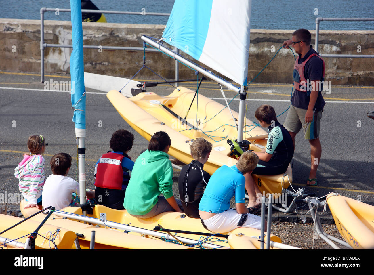 Scuola di vela classe nel porto di San Pietro porto, Isole del Canale, IL REGNO UNITO, l'Europa. Foto Stock