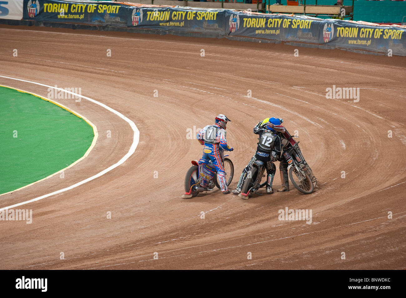 2010 British Speedway Grand Prix, Hans Andersen si congratula con il vincitore, Chris titolare (AUS) Foto Stock