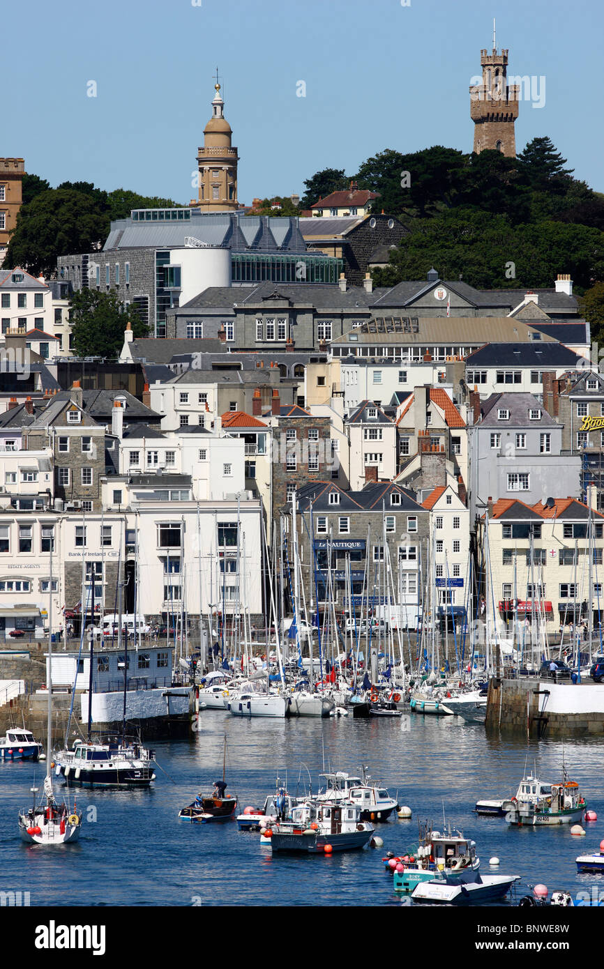 Porto Porto di St Peter Port Guernsey, Regno Unito, nelle Isole del Canale. Barche a vela e yacht nel bacino portuale, skyline della città Foto Stock
