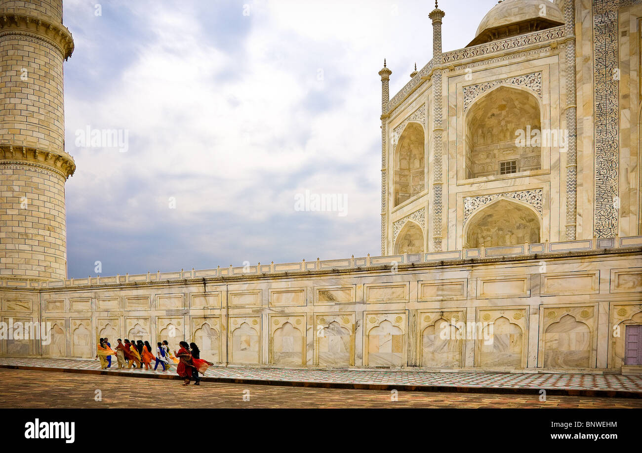 Donne e rilassanti passeggiate Taj Mahal India Foto Stock