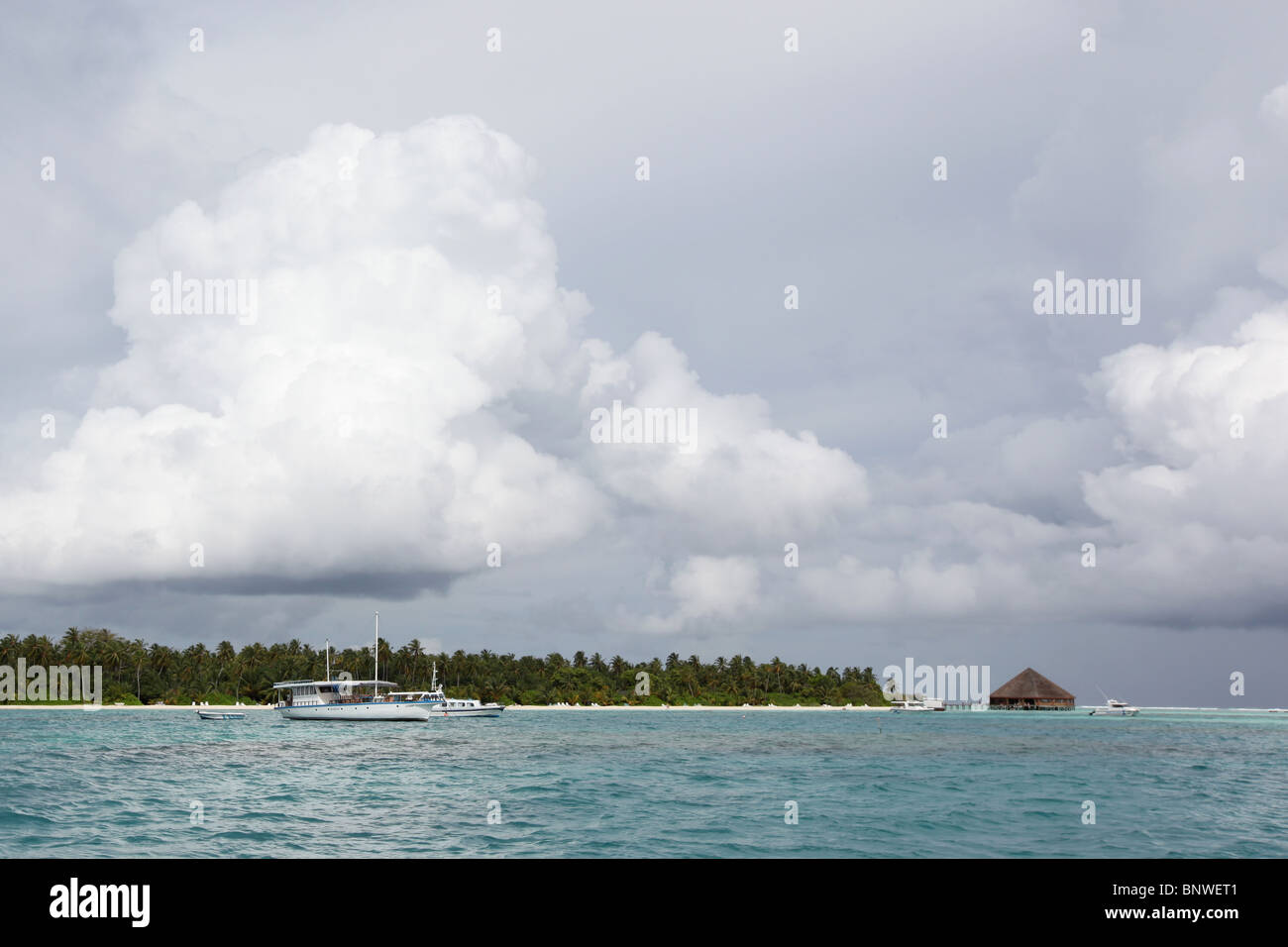 Lungo la costa sud occidentale di Meeru Island Resort, Maldive, Asia Foto Stock