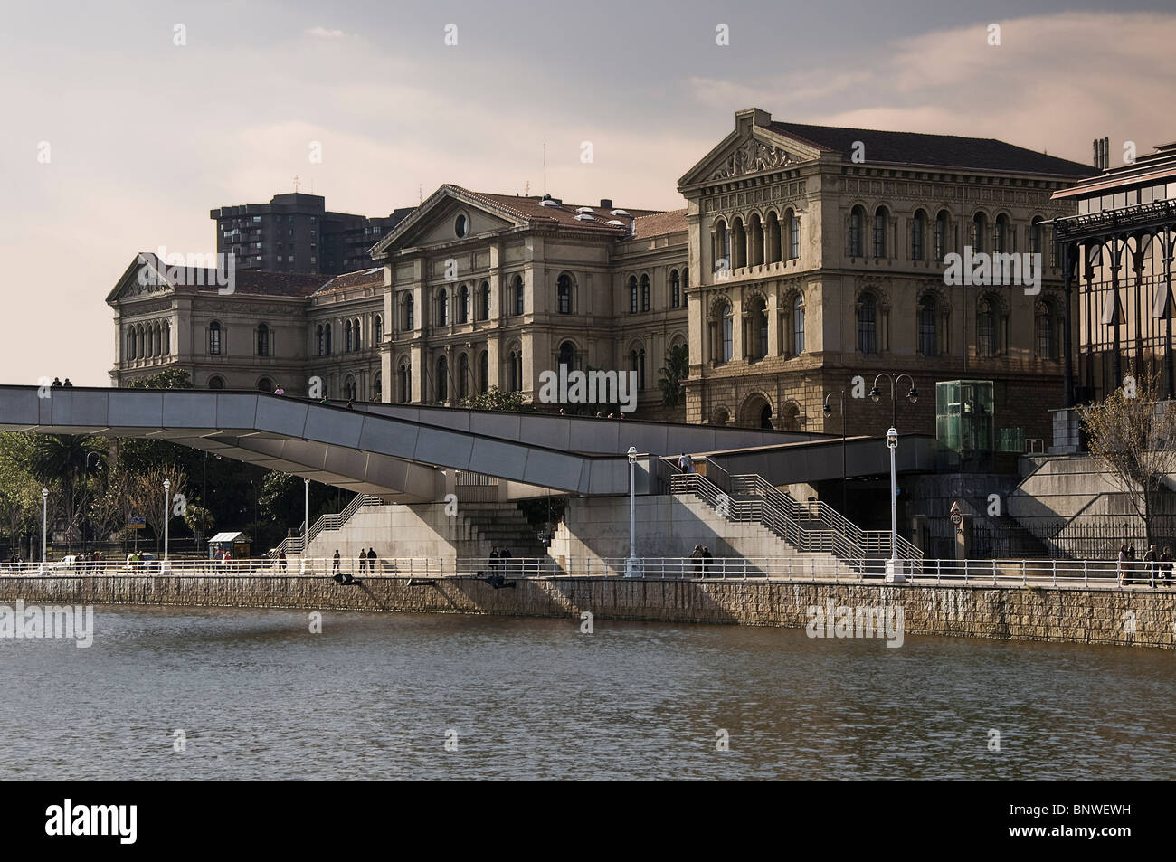 La facciata esterna dell'Università di Deusto e Pedro Arrupe Bridge, dell'estuario di Bilbao, Paese Basco, nel nord della Spagna, Europa Foto Stock