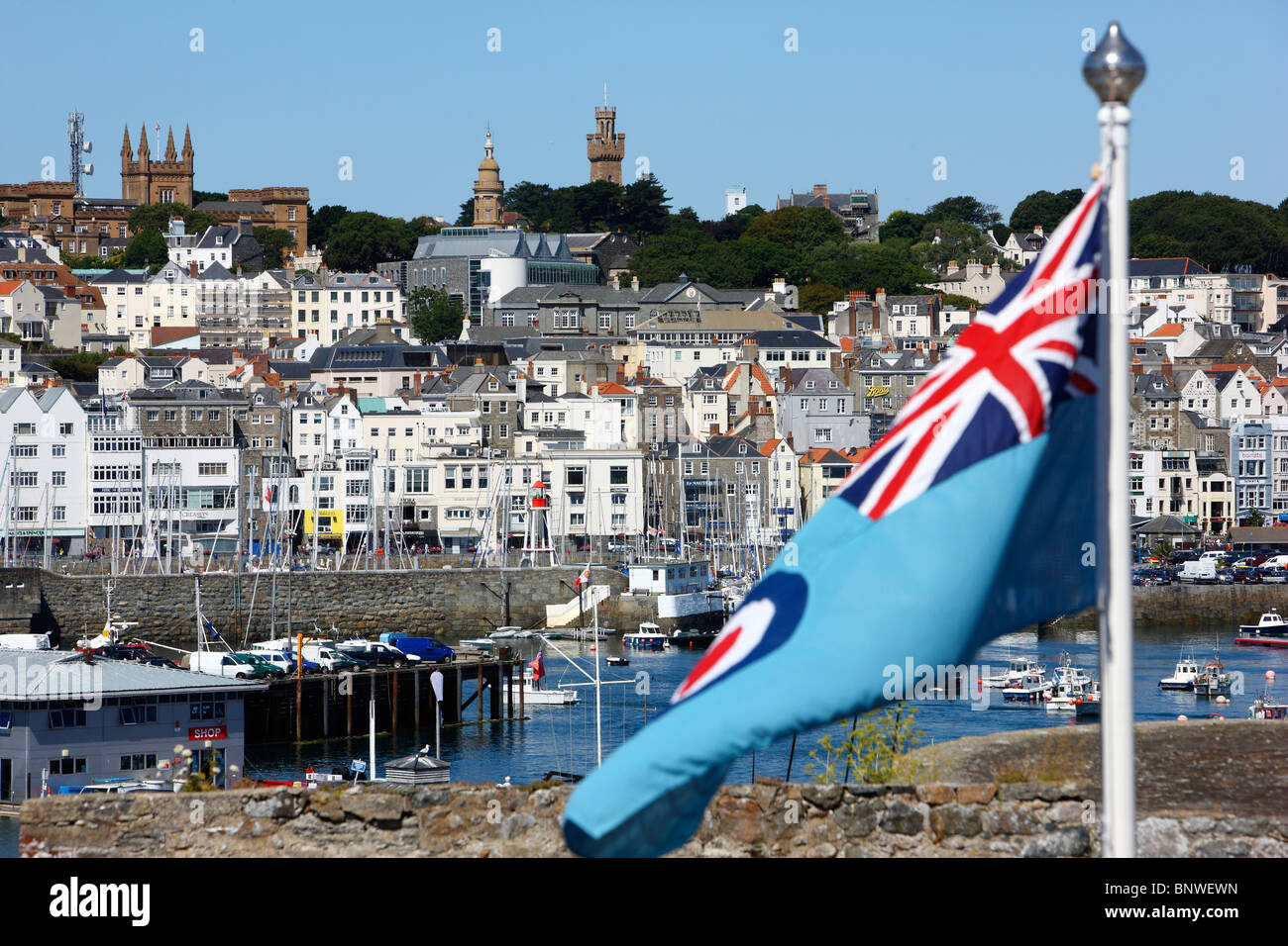 Porto Porto di St Peter Port Guernsey, Regno Unito, nelle Isole del Canale. Barche a vela e yacht nel bacino portuale, skyline della città Foto Stock