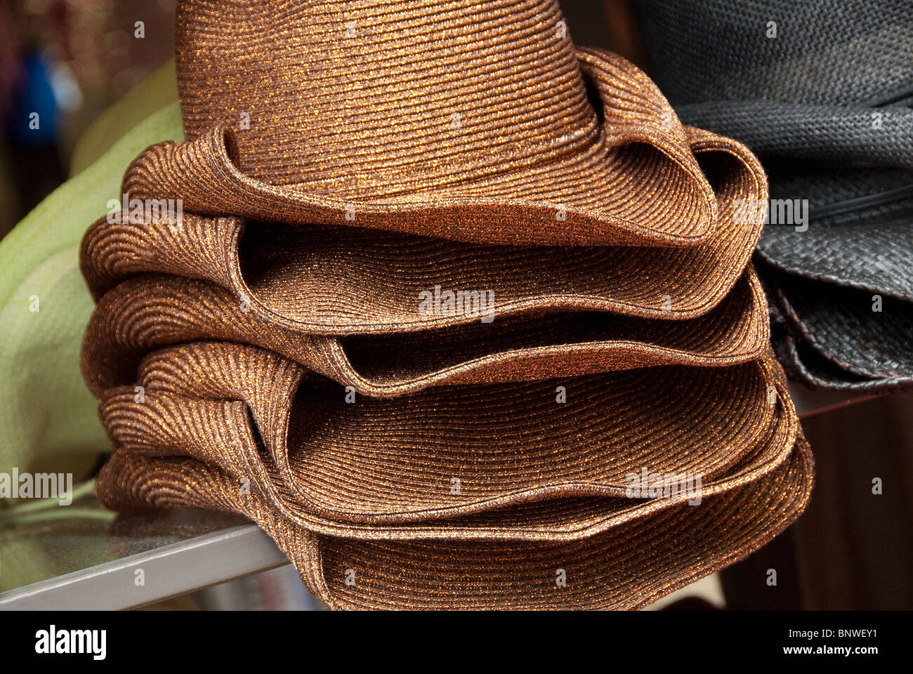Cappelli di paglia per la vendita sul lungofiume di San Antonio, Texas,  Stati Uniti d'America Foto stock - Alamy