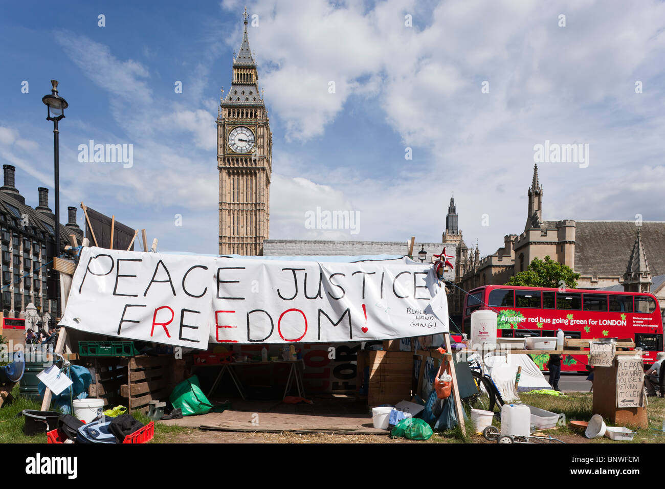 La piazza del Parlamento Accampamento della pace guerra manifestanti London Westminster Foto Stock