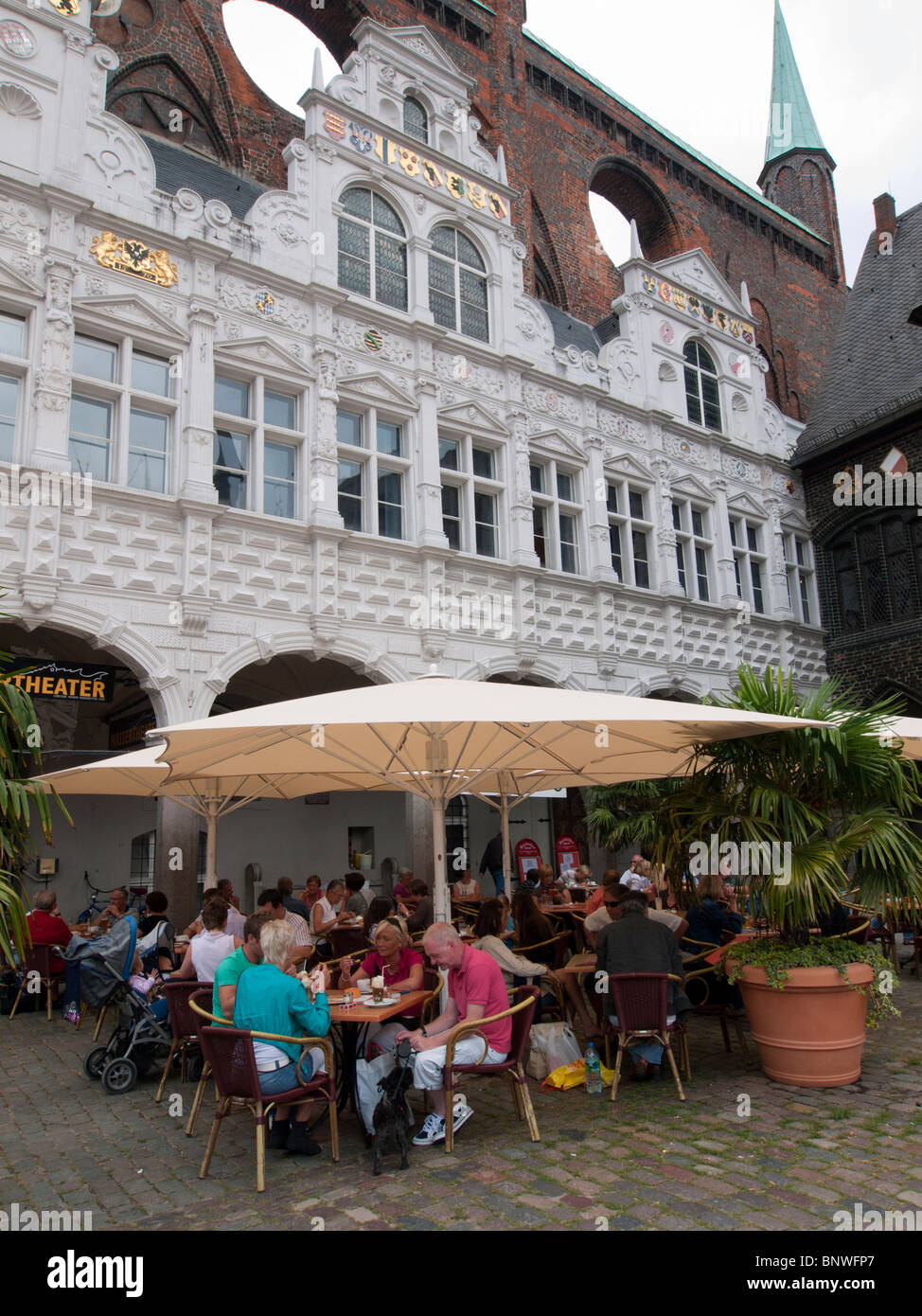 Cafe accanto a Rathaus o Municipio nella città di Lubecca in Germania Foto Stock