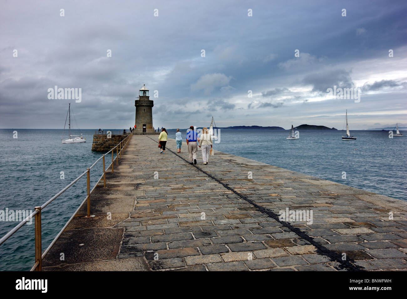 Pier e il faro di St Peter Port Guernsey, Britanniche Isole del Canale. Parte di Castle Cornet. Foto Stock