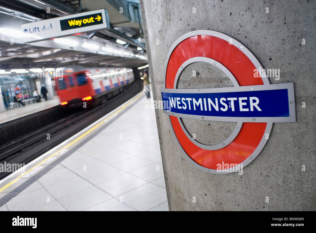 La metropolitana di Westminster segno sul tubo piattaforma. Londra Foto Stock