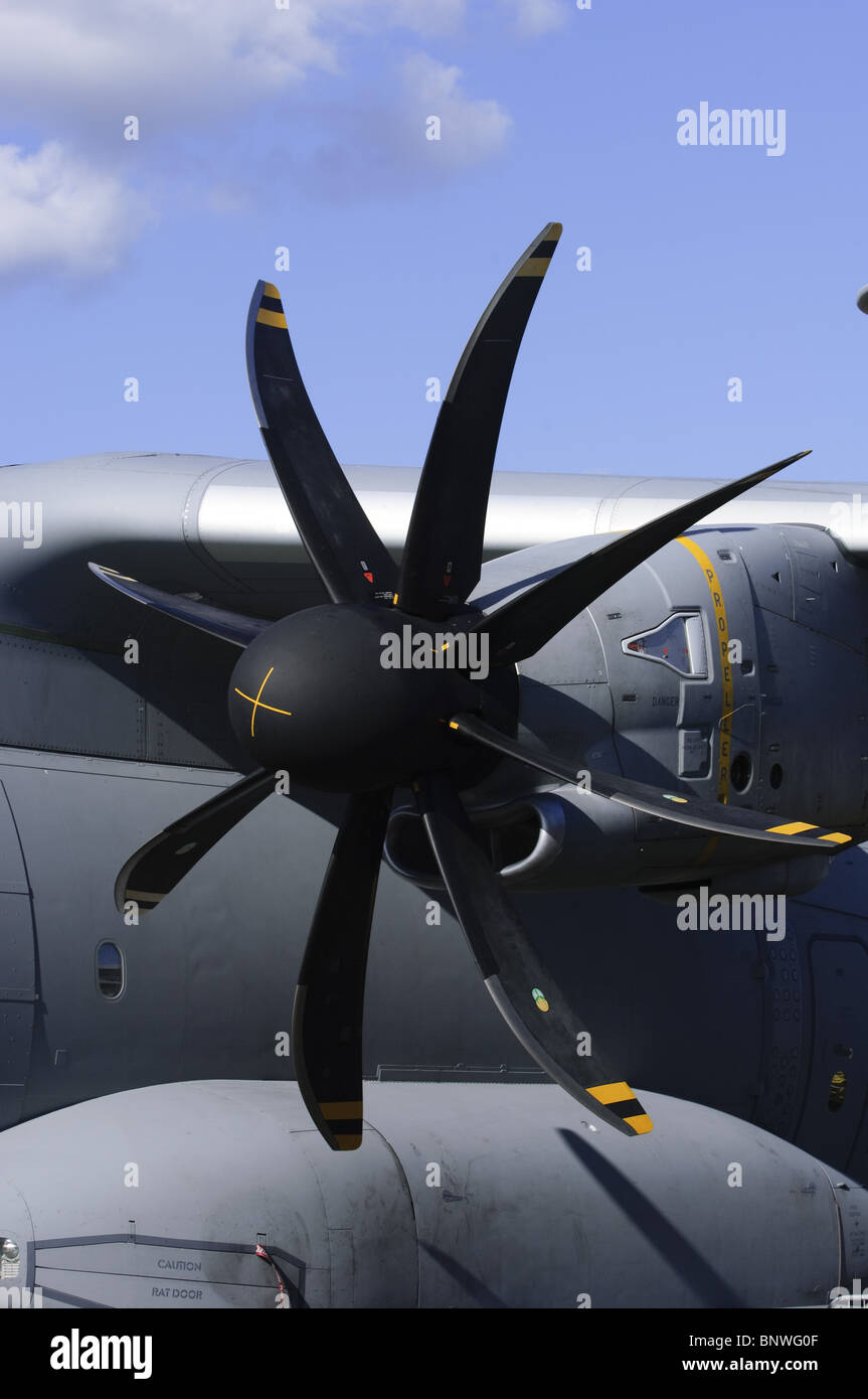 Hamilton Sundstrand FH386 Scimitar pale di elica sul secondo prototipo militare Airbus A400M all'Airshow di Farnborough Foto Stock